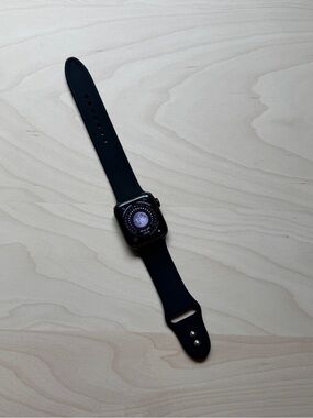 Apple Watch SE 40mm (GPS only) 2nd Generation with M/L Sport Band and Charger